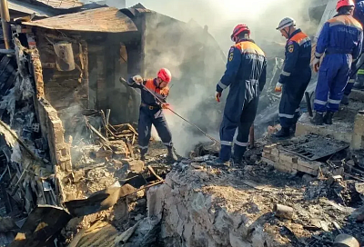 Оперштаб показал работу спасателей на месте падения БПЛА по одному из адресов в Туапсе