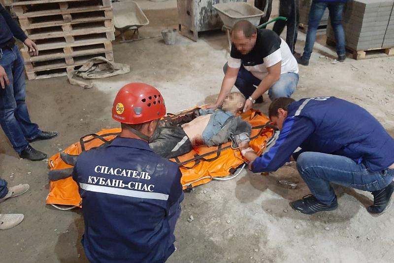 В Краснодарском крае оператора цеха затянуло в бетономешалку на 5-метровой высоте