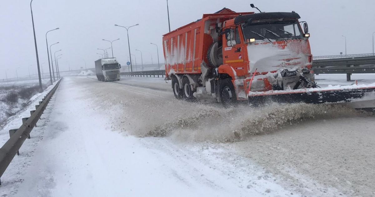 Таврида перекрыта сегодня почему. Трасса Таврида зима. Керченский мост зимой. Крымский мост в снегу. В Крыму перекрыли дороги зимой 2021.