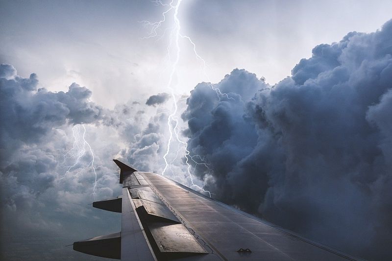 Известный телеведущий раскритиковал прием самолетов в Сочи во время грозы и ветра