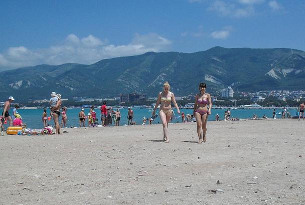 В Геленджике сняли запрет на купание с еще одного пляжа