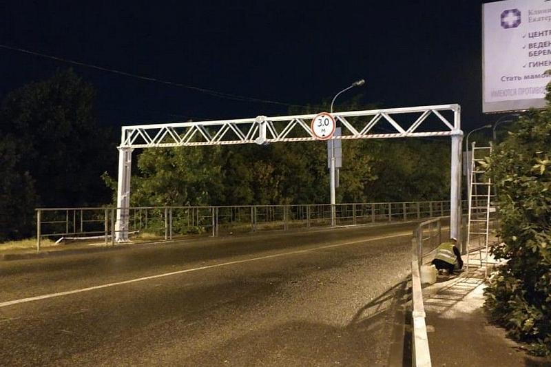 Проезд закрыт: на Яблоновском мосту Краснодара установили габаритные рамки