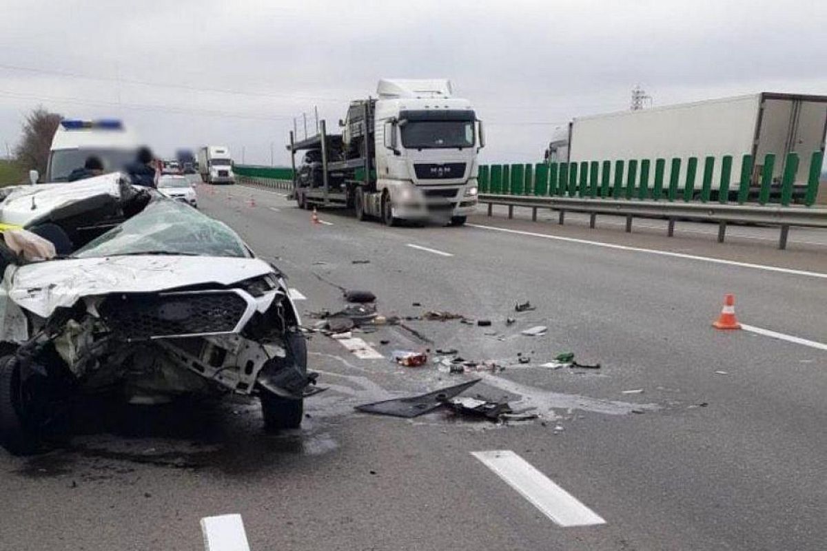 В Краснодарском крае иномарка влетела в колесо КамАЗа. Погиб человек