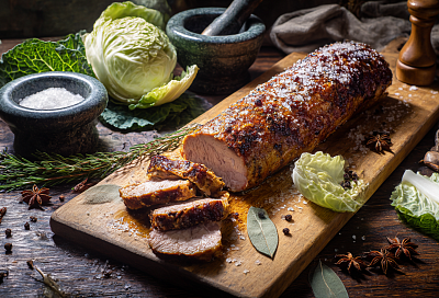 Заворачиваю свинину в пекинскую капусту и запекаю в соленом саркофаге — мясо тает во рту!