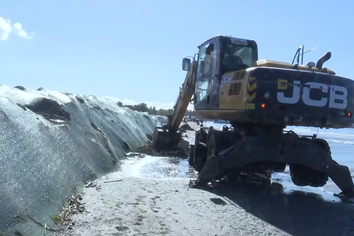 Защитный вал на пляжах Анапы выдержал натиск ночного шторма