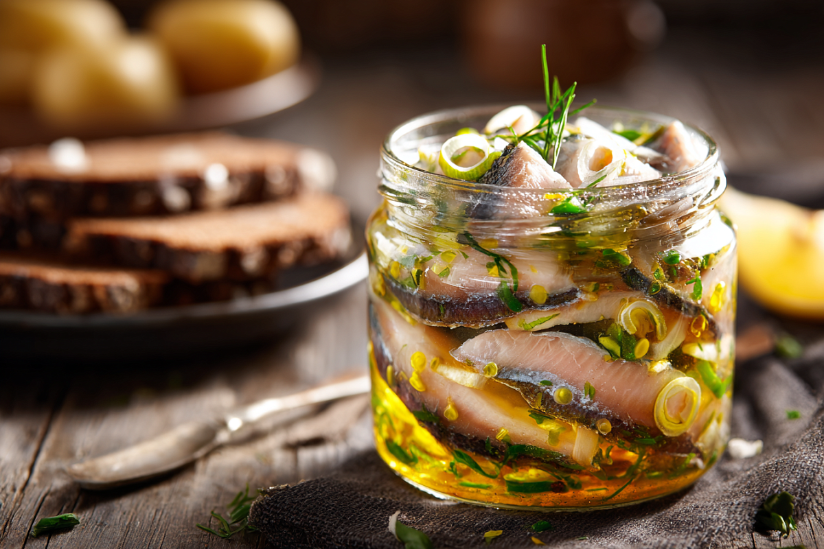 Маринованная селёдка по-фински – жирные кусочки тают во рту, а лук хрустит!