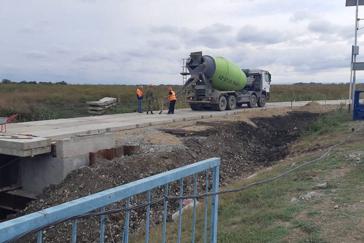 В Абинском районе завершается строительство временного моста через реку Аушедз