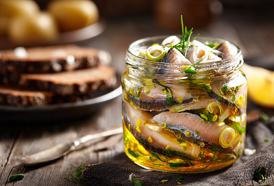 Маринованная селёдка по-фински – жирные кусочки тают во рту, а лук хрустит!