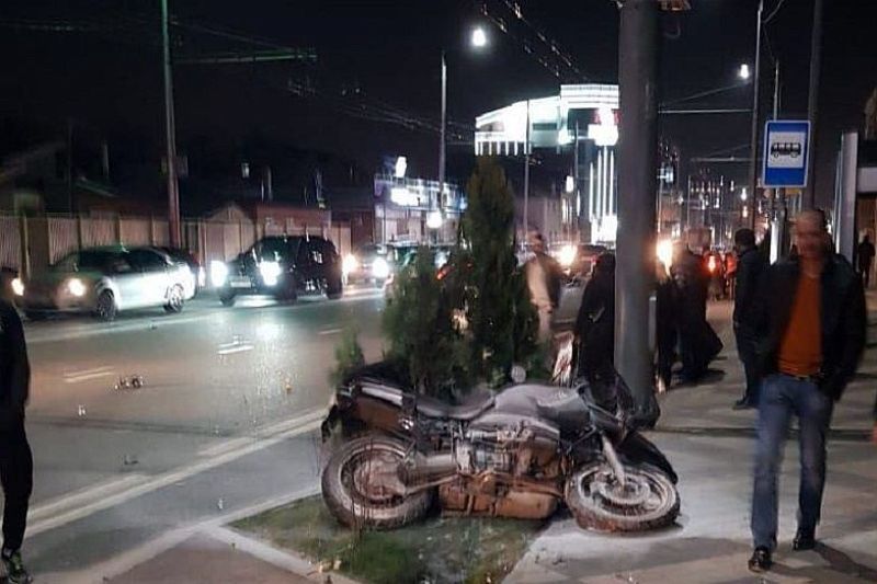 Два мотоцикла и автомобиль: в Краснодаре произошло жесткое ДТП