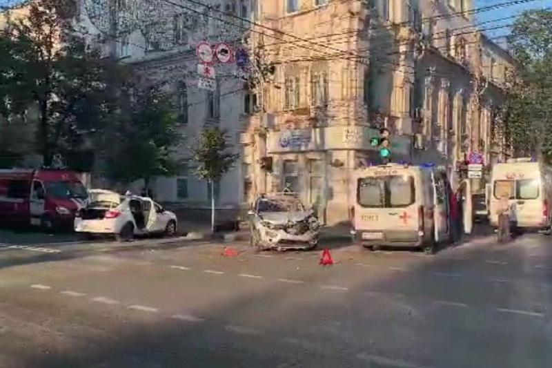 В Краснодаре произошло очередное ДТП с участием автомобиля Яндекс. Такси. Пострадали 4 человека