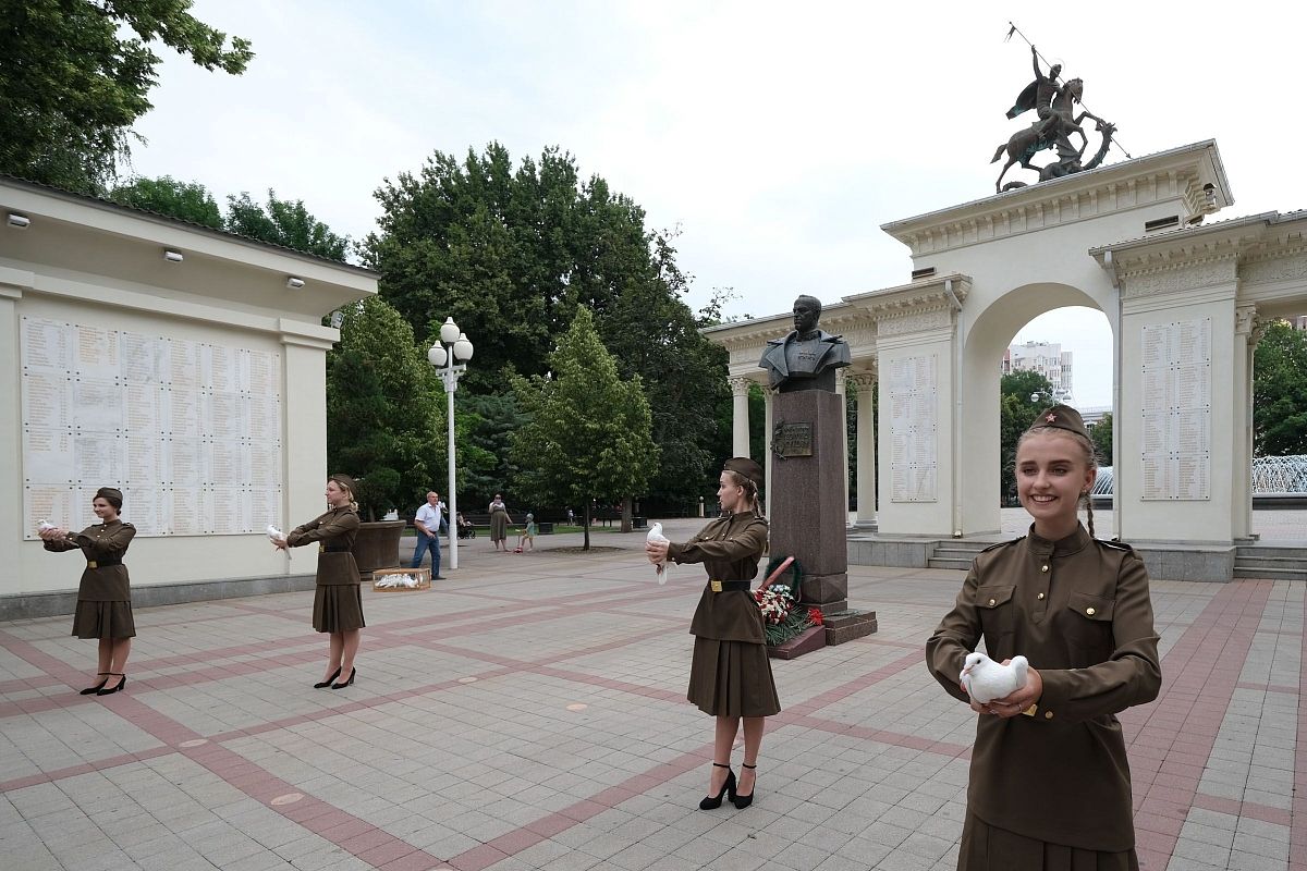 В краснодарском сквере им. Г.К. Жукова в знак приверженности миру юные кубанцы в небо выпустили белых голубей.