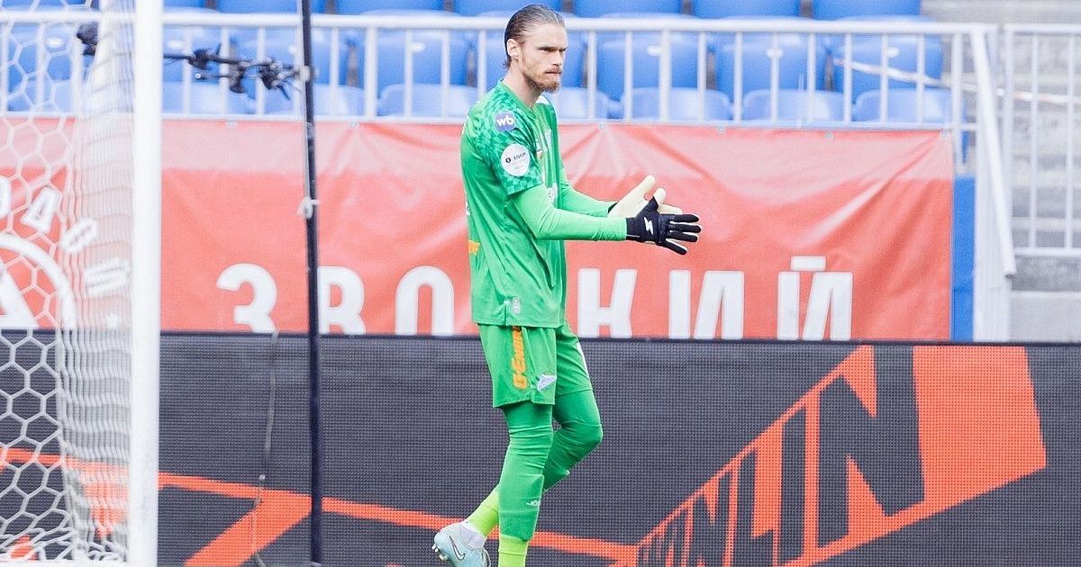 Порно қызды айналдырды