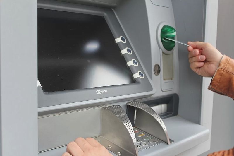 В Сбере опровергли информацию об автоматическом списании денег с карт