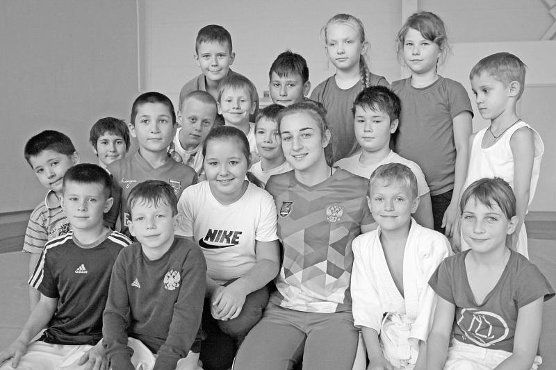 Анастасия Гончарова (в центре) проводит мастер-классы с младшими воспитанниками секции борьбы спортшколы «Лидер».
