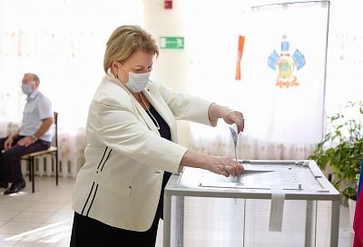 Председатель Общественной палаты Кубани Любовь Попова проголосовала на выборах