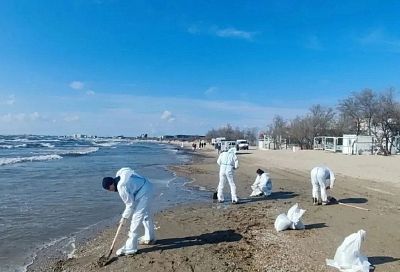 Уборку выброса нефтепродуктов на центральном пляже Анапы планируют завершить в течение суток 