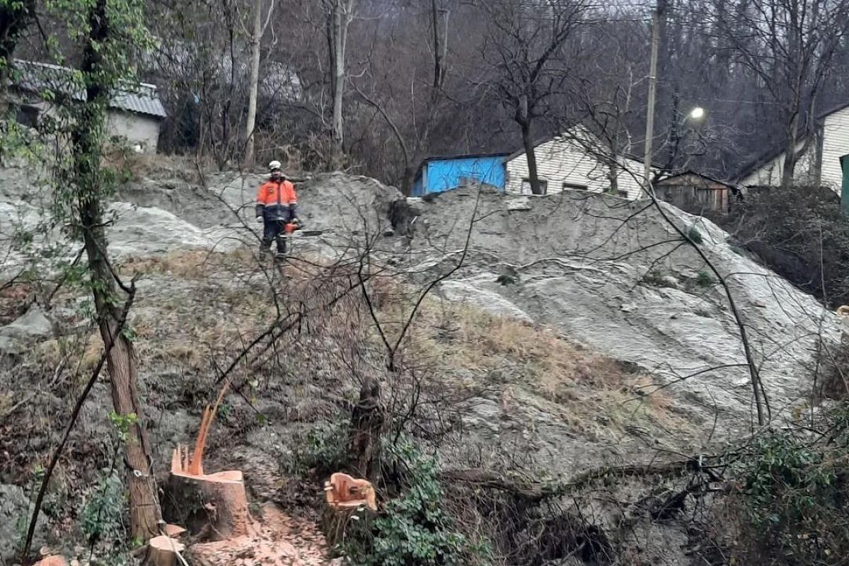 Оползень сошел возле федеральной трассы в Туапсе