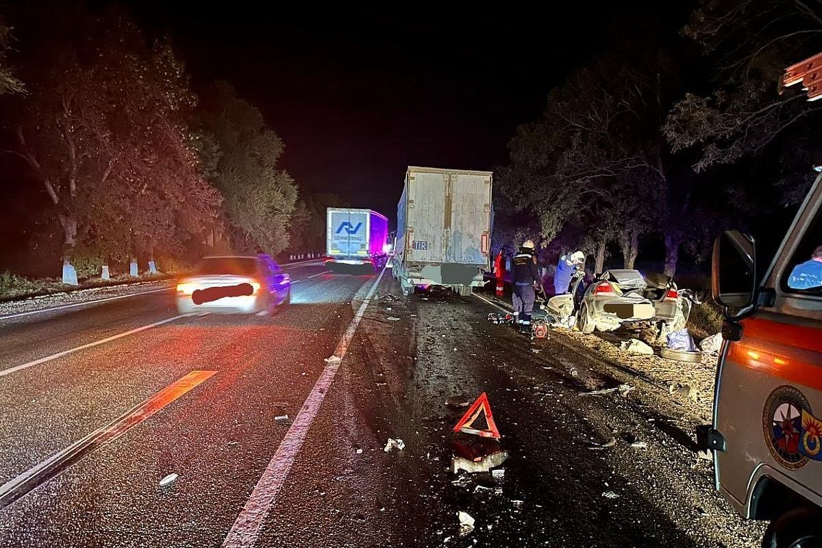Два человека погибли при столкновении фуры и легковушки в Краснодарском крае