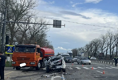 Водитель «КамАЗа» устроил массовую аварию на федеральной трассе в Краснодарском крае. Есть пострадавшие