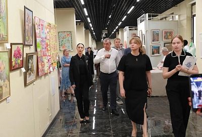 Министр культуры Кубани Виктория Лапина приняла участие в открытии выставки «Яблочный Спас» в Краснодаре