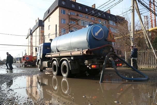 На подтопленных улицах Краснодара работает водооткачивающая техника
