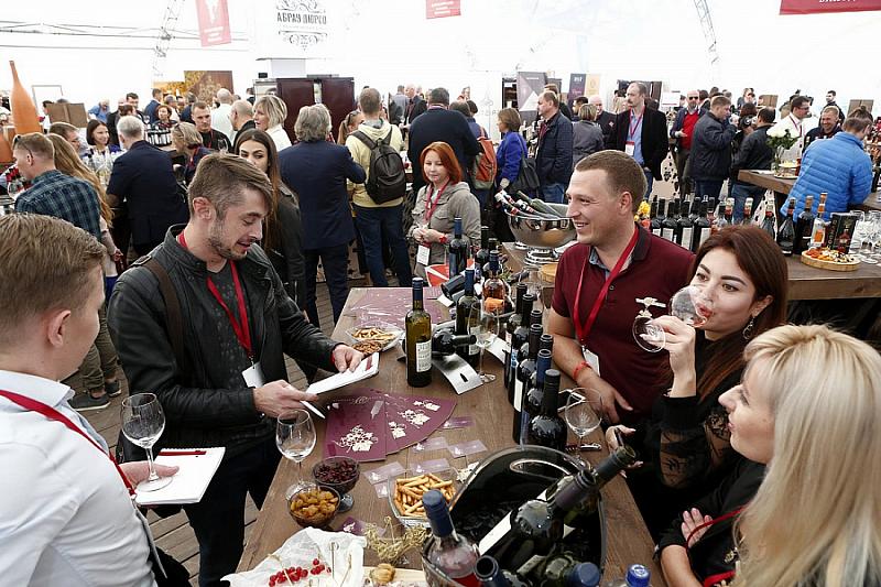 В VIII Всероссийском саммите виноделов в Абрау-Дюрсо принимают участие более тысячи человек