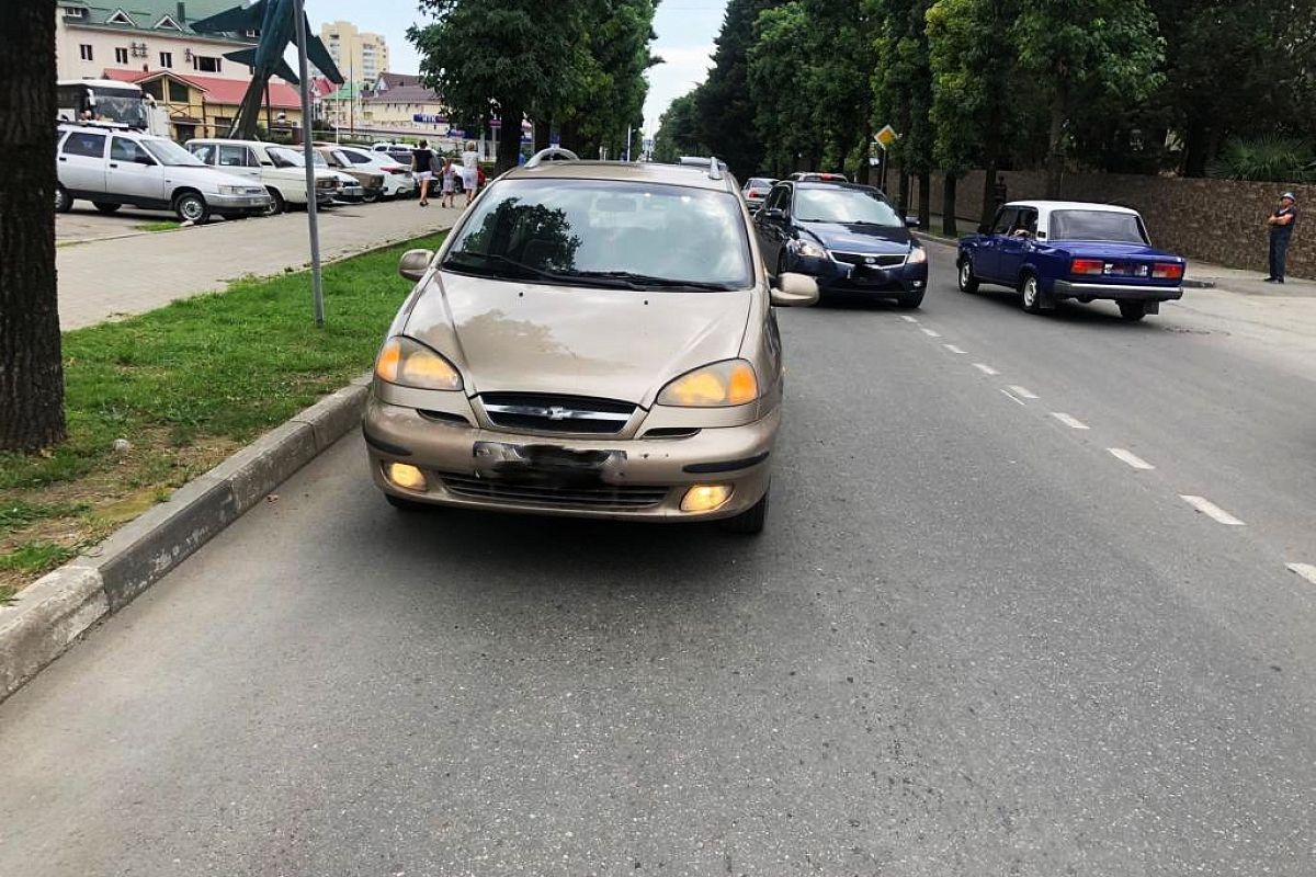 В Сочи подросток попал под колеса иномарки