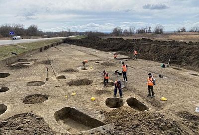 Археологи нашли древние артефакты на месте реконструкции дороги в Темрюкском районе