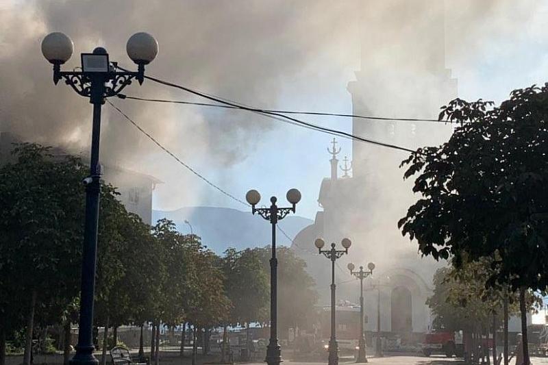 В центре Новороссийска загорелась крыша жилой многоэтажки