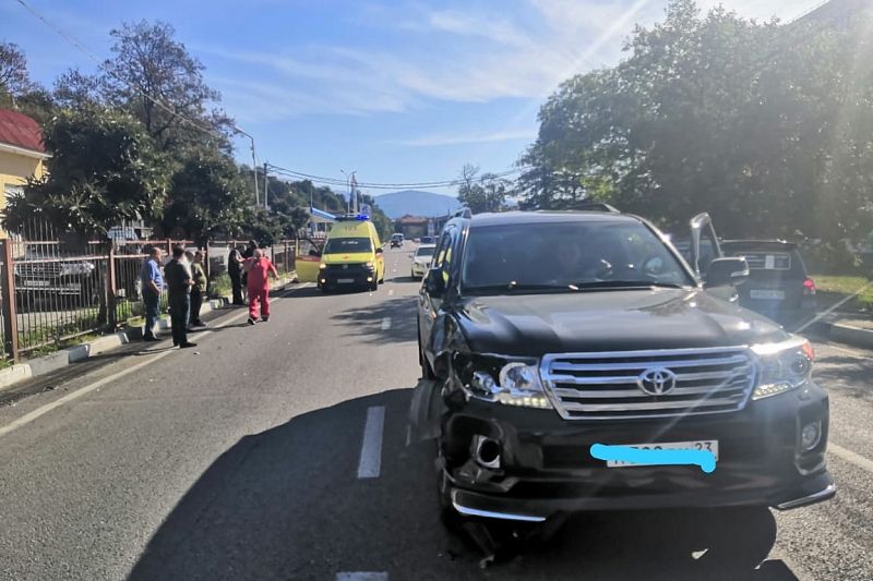  В Сочи водитель на Toyota Land Cruiser сбил насмерть мужчину