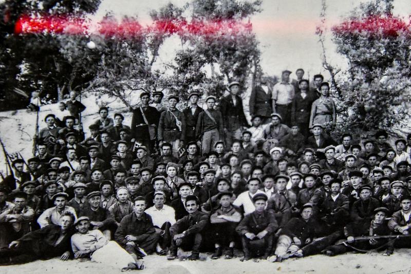 На этом снимке анапчане, которые ушли в годы войны на фронт. Среди них и те, кто влился во время оккупации в партизанские отряды.