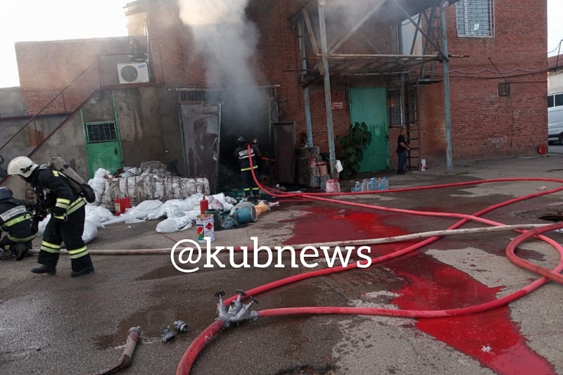В Краснодаре потушили пожар на складе предприятия по переработке полиэтилена