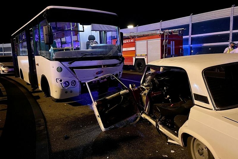 Шесть человек пострадали в ДТП с рейсовым автобусом в Сочи