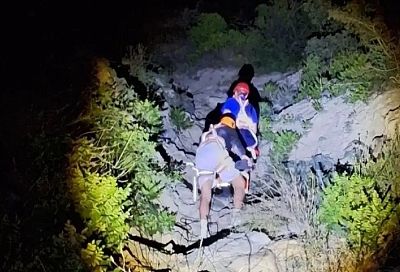 Спасатели около трех часов спускали с горы Колдун двух молодых людей в Новороссийске