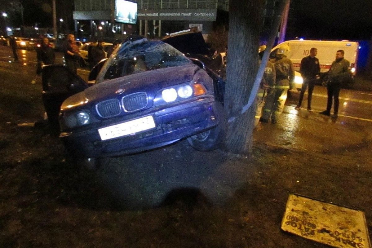 Водитель BMW погиб, врезавшись в дерево, в Краснодаре