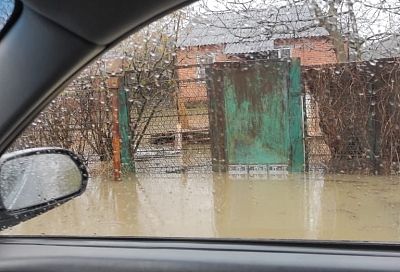 Два ведра воды на квадратный метр: мощный ливень превратил улицы Апшеронска в реки