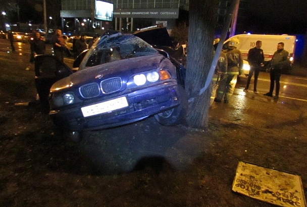 Водитель BMW погиб, врезавшись в дерево, в Краснодаре