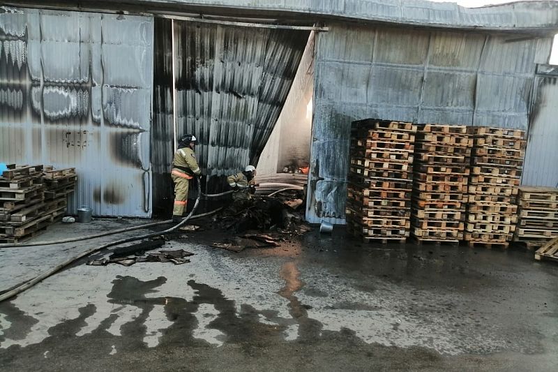 В Краснодарском крае тушат пожар на складе готовой продукции
