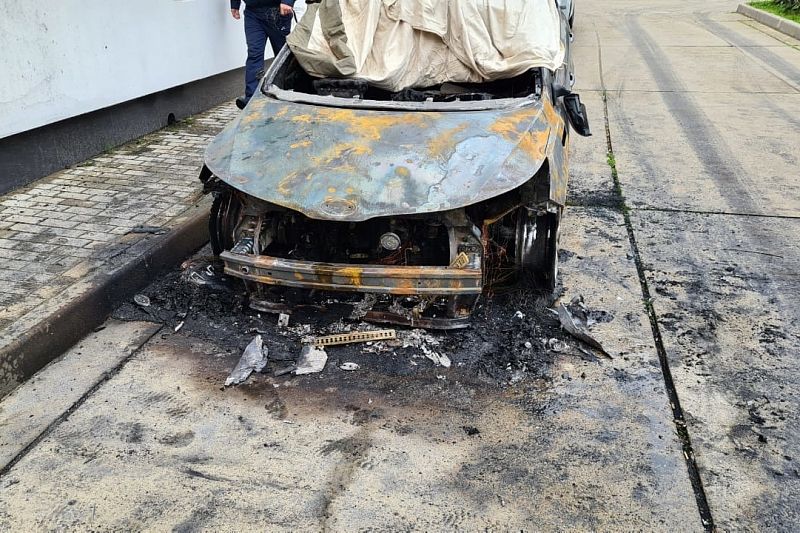 Причина пожара - поджог: сотрудники МЧС потушили горящую иномарку