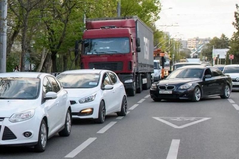 Проезд грузовиков по центру Краснодара запретят в 2023 году