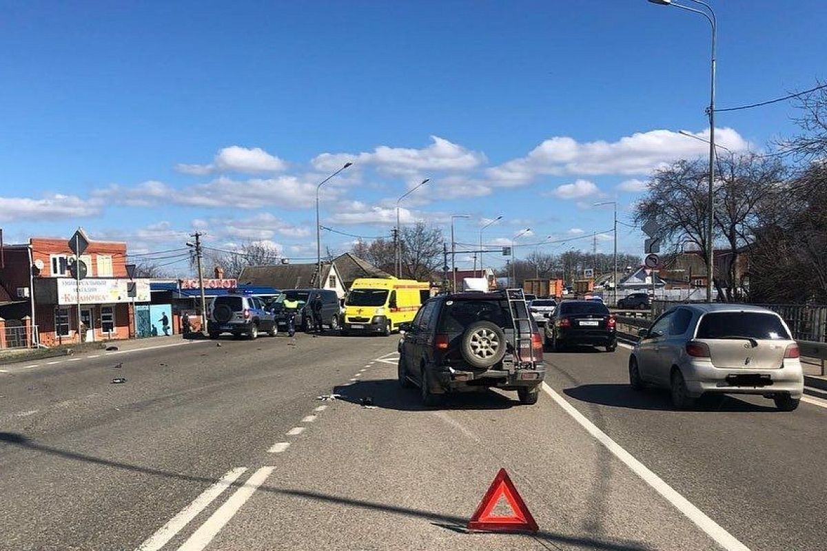 В Краснодарском крае после столкновения с двумя иномарками пострадал мотоциклист