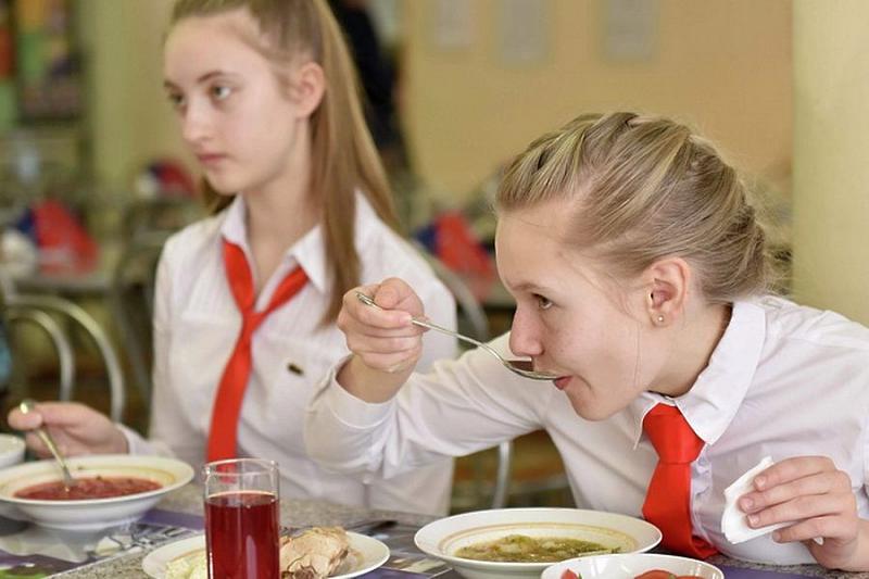 В России школьникам хотят запретить приносить еду из дома