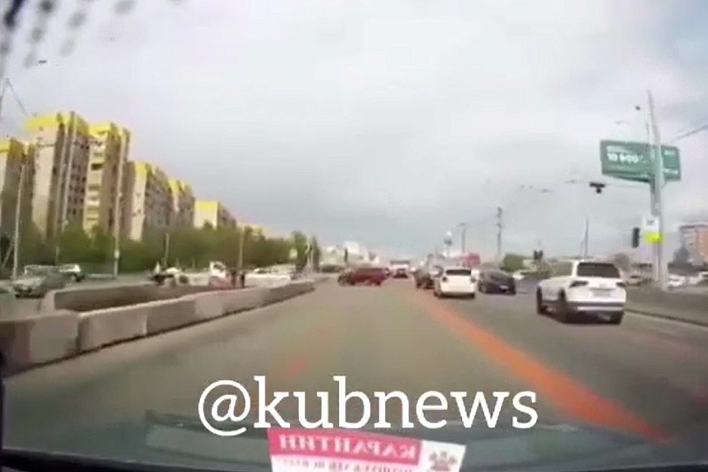 Полиция Краснодара нашла 19-летнего водителя «Ауди» с красным пропуском, выехавшего на встречку 