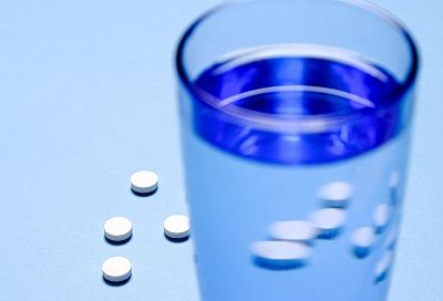 Почему таблетки надо запивать только водой