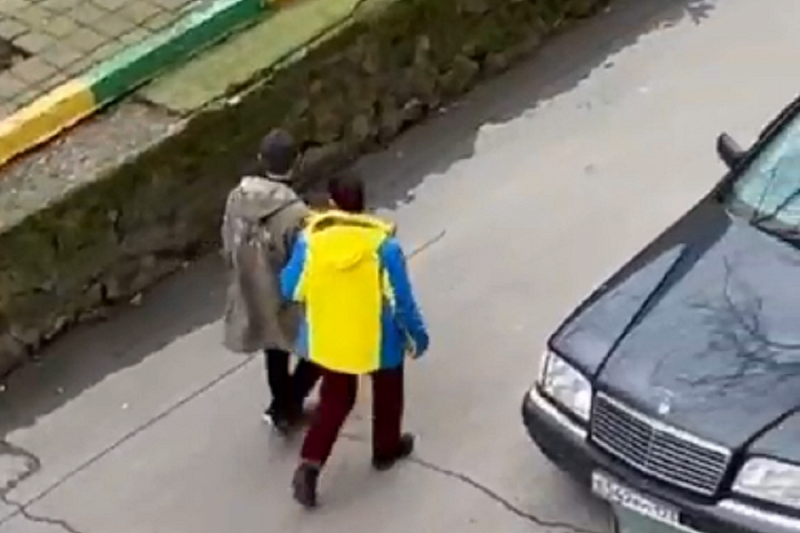 В Новороссийске мужчина преследовал девочку в подъезде многоэтажки, полиция проводит проверку