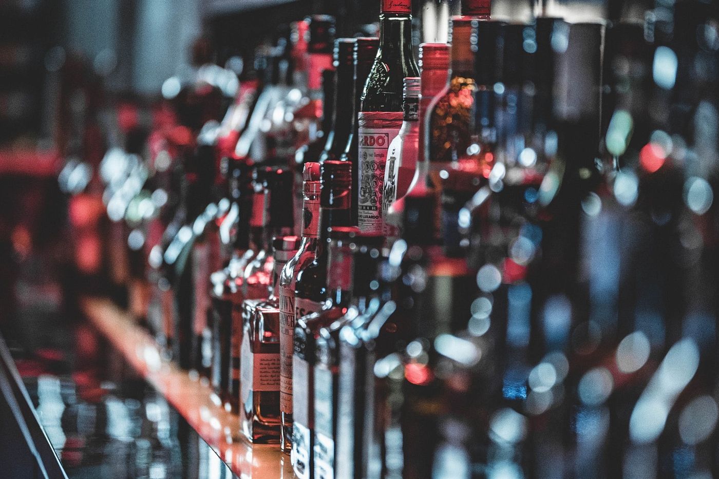 Алкоголь может подорожать: с бутылок предлагают убрать узнаваемые изображения страны