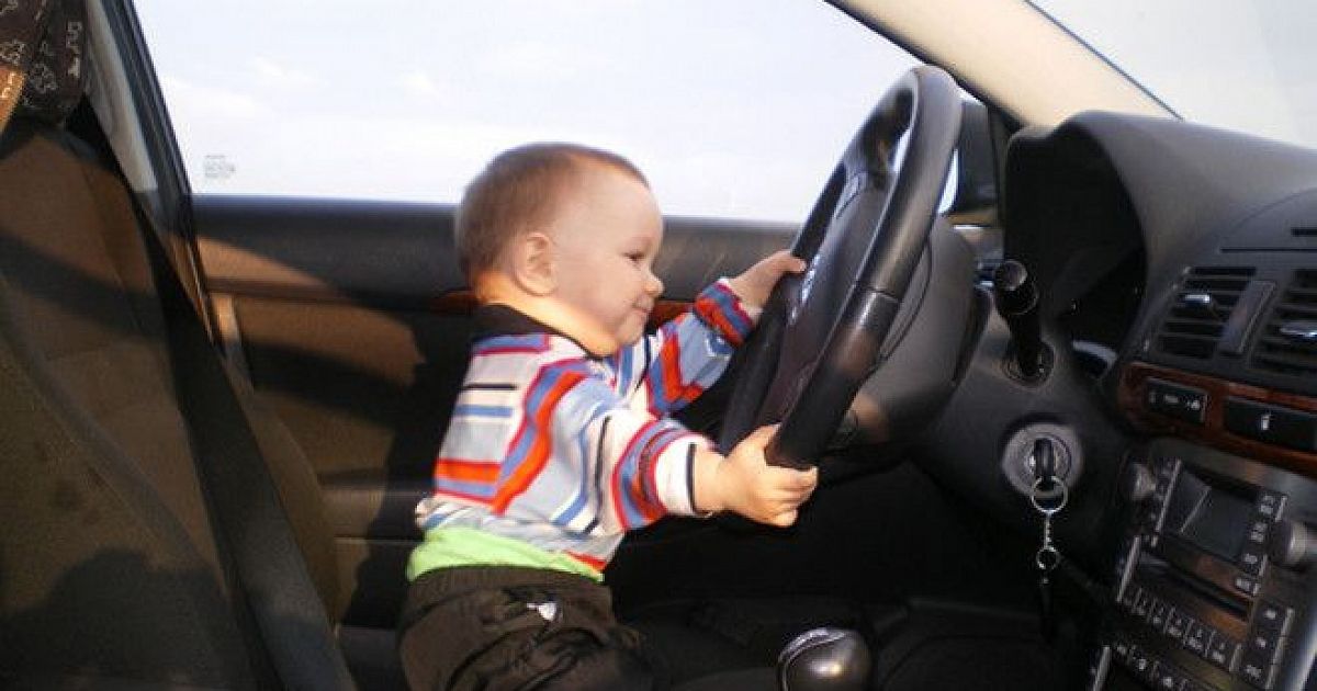 Мальчика папиной машине. Ребенок за рулем. Машина для детей. Маленький ребенок за рулем. Ребёнок за рулём машины.