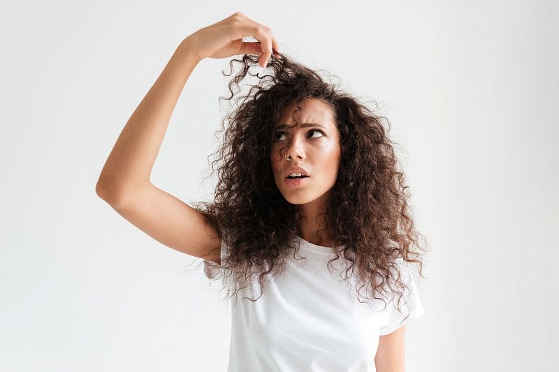 Трихолог перечислил причины осеннего выпадения волос
