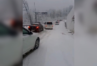 Дорогу к горным отелям Сочи засыпало снегом