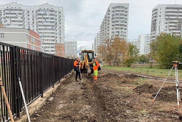 Около школы №71 в Краснодаре началось строительство тротуара